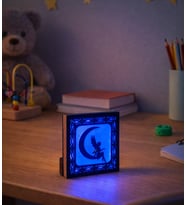 Tasarım Ay Işığı ve Peri Temalı Dekoratif LED Gece Lambası – 14x14 cm (Kristal Mavi)