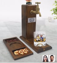 BK Gift Kişiye Özel Sevgililer Karikatürlü Viski Bardağı & Musluklu Doğal Ahşap İçki Standı & Masif Ahşap Dikdörtgen Sunum Tabağı Çerezlik Hediye Seti-96
