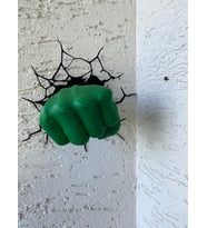 Hulk Yumruğu Duvar Dekoru - 3D Baskı Marvel Temalı Kırık Duvar Efektli Biblo
