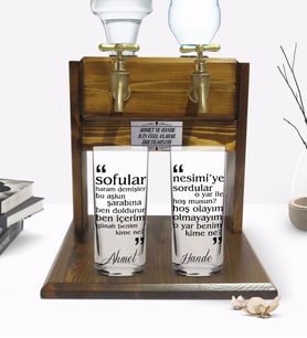 BK Gift Kişiye Özel Renkli Baskılı Nesimi Tasarımlı İkili Rakı Bardağı ve Çift Musluklu Doğal Ahşap Rakı Standı-1 (Model 1)