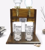 BK Gift Kişiye Özel Renkli Baskılı Nesimi Tasarımlı İkili Rakı Bardağı ve Çift Musluklu Doğal Ahşap Rakı Standı-1 (Model 1)