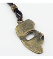 Tiyatro Persona Yarım Maske Bronz Metal Siyah Deri Kolye Q0950