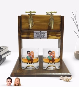 BK Gift Kişiye Özel Renkli Baskılı Sevgililer Karikatürlü İkili Viski Bardağı ve Çift Musluklu Doğal Ahşap Viski Standı-80 (Model 1)