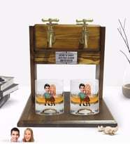 BK Gift Kişiye Özel Renkli Baskılı Sevgililer Karikatürlü İkili Viski Bardağı ve Çift Musluklu Doğal Ahşap Viski Standı-80 (Model 1)