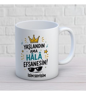 Kişiye Özel Yaşlandın Ama Hâlâ Efsanesin Baskılı Kupa – Komik İsimli Doğum Günü Hediyesi