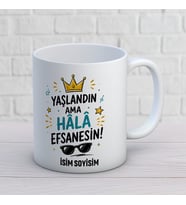 Kişiye Özel Yaşlandın Ama Hâlâ Efsanesin Baskılı Kupa – Komik İsimli Doğum Günü Hediyesi