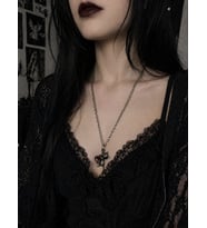 Gotik Kedi Figürlü Kırmızı Kalp Detaylı Unisex Metal Kolye