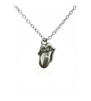 Rolling Stones Logolu Metal Kolye – Gümüş Renk  Unisex Retro Tarz Aksesuar