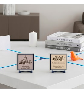 Kalıcı ve Değerli Bir Hatıra: Tevekkül Ayeti Hat Yazısı ile Meâlli Besmele İkili Obje 10x10 cm, Pudra - Yavru Ağzı