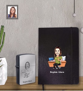 Kişiye Özel Yılbaşı Erkek Karikatürlü Siyah Defter Çakmak Hediye Seti Bayan-17 (Model 1)