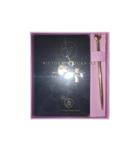 VICTORIA'S JOURNALS 126-2759 HUSH HUSH KİLİTLİ KUTULU VE KALEMLİ 100gr.192YP.ÇİZGİLİ DEFTER - SİYAH