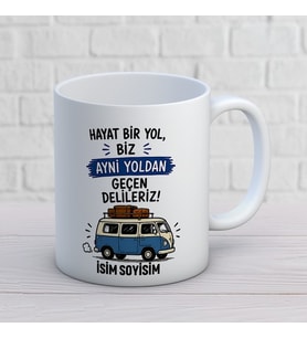 Kişiye Özel Arkadaş Tasarımlı Aynı Yoldan Geçen Delileriz Yazılı İsimli Seramik Kupa