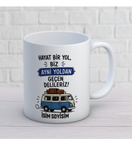 Kişiye Özel Arkadaş Tasarımlı Aynı Yoldan Geçen Delileriz Yazılı İsimli Seramik Kupa