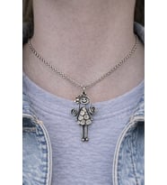 Happy Doll Charm – Figürlü Gümüş Renk Unisex Kolye (60 cm)
