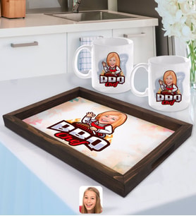 BK Gift Kişiye Özel Kadın Barbekü Chef Karikatürlü Doğal Ahşap Tepsi ve 2’li Kupa Bardak Seti-1