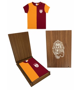 GALATASARAY BEBEK METİN OKTAY FORMA TSHİRT HEDİYE AHŞAP KUTULU (Sarı-Kırmızı)