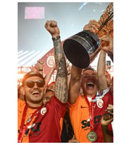 İcardi Muslera Poz 33x48 Poster Duvar Posteri Çift Taraflı Bant Hediye