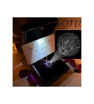 100 DİLDE SENİ SEVİYORUM YAZAN LOTUS KOLYE & IŞIKLI KOLYE KUTUSU (ROSE GOLD) 925 Ayar Gümüş Kolye