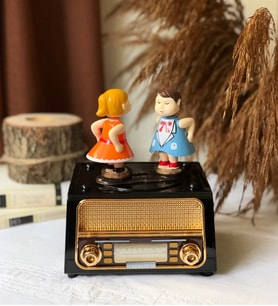 Radyo Görünümlü Öpüşen Çift Müzik Kutusu
