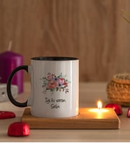 Kişiye Özel Çiçek Buketi İsimli Ahşap Altlıklı Mumlu Siyah Kupa