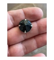 1.5 CM SİYAH YUVARLAK KASALI DELİKLİ DİKME CAM TAŞ 25 ADET