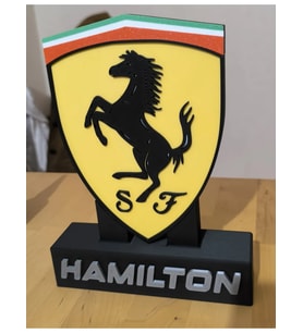 🏁 Lewis Hamilton – Ferrari Logolu Masa Dekoru (3D Baskı)