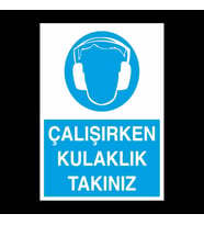Çalışırken Kulaklık Takınız Uyarı Levhası 60x90cm (Karışık)