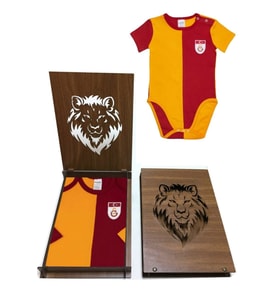 Galatasaray Bebek Metin Oktay Hediye Ahşap Kutulu Forma Zıbın (Sarı-Kırmızı)