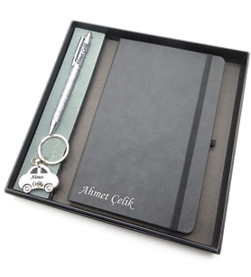 Signator® Codex  N264 Kişiye Özel Defterli Set - İsme Özel Gri Kalem + İsme Özel Siyah Defter + İsme Özel Anahtarlık İsme Özel Kutusunda Hediyelik Set (Karışık)
