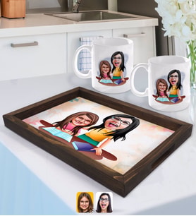 BK Gift Kişiye Özel Anne Kız Karikatürlü Doğal Ahşap Tepsi ve 2’li Kupa Bardak Seti-1