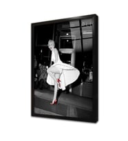 Marliyn Monroe Uçuşan Beyaz Eteğiyle Çerçeveli Cam Tablo