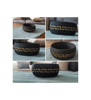 Beton Saksı Özel El Yapımı Siyah Zemin Gold Desenli Aranjman ve Bonsai ıygun