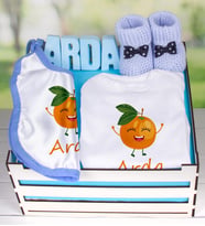 eJOYA Ahşap Sandıkta Kişiye Özel Zıbın Önlük Taş İsimlik Ve Patik Bebek Hediye Seti 109442 (Mavi)