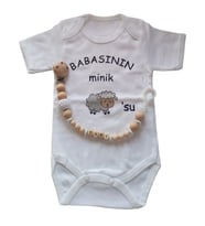 Hoşgeldin Bebek, Yenidoğan Ünisex Bebek, Babasının Minik Kuzusu Baskılı Badi ve İsimli Emzik Askısı Hediye Seti (Krem)