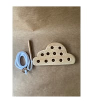 Montessori Eğitici Ahşap Oyuncak – Bulut İp Geçirme (Bej)