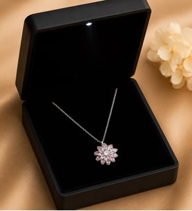 925 Ayar Gümüş Işıklı Kutuda Pembe Lotus Çiçeği Kadın Kolye