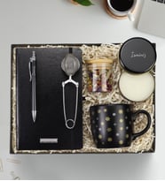 Kişiye Özel Gümüş Renk Detaylı Siyah Tükenmez Kalem & Defter & Metal Kutulu Mum & Kar Taneli Siyah Mat Kupa & Bambu Kapaklı Kavanozda Bitki Çayı & Çay Demleme Aparatı Hediye Seti