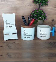 İsme Özel Eş Tasarımı Hediye Sepeti Kupa Bardak T Kulplu, Kalemlik ve Ahşap Telefon Standı Eşe Yıldönümü Doğum Günü Hediyesi (Model 3)