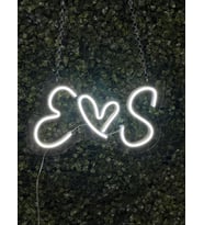 Kişiye Özel Neon LED Yazı 5 Harfli – İsim Yazılı Dekoratif Duvar Işığı (Beyaz)