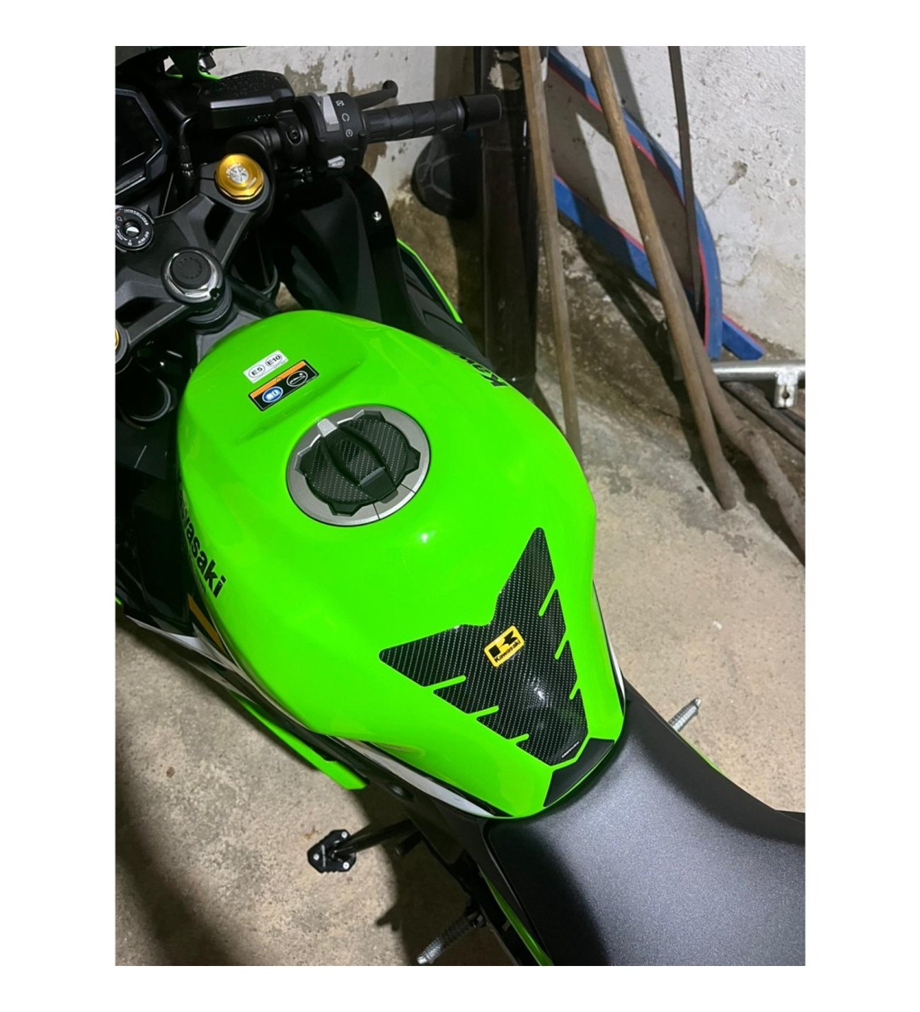 ZX4RR 2025 ile Uyumlu Kaydırmaz 6D Karbon 8 Parça Tank Pad Seti GC50