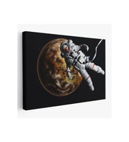 Gezegenin Arka Planındaki Astronot Kanvas Duvar Tablosu-1182
