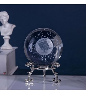 Dekoratif Metal Ayaklı Satürn Çemberinde Yürüyen Kız  3d Cam Küre 6cm
