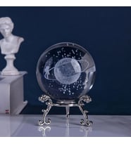 Dekoratif Metal Ayaklı Satürn Çemberinde Yürüyen Kız  3d Cam Küre 6cm