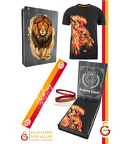 Galatasaray Orijinal Lisanslı Aslan Baskılı T-Shirt + Bileklik + Atkı Set Hediyelik Ahşap Kutulu