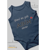 Beni En Çok Abim Sever Baskılı Bebek Zıbını – Çıtçıtlı Body  %100 Pamuk Sıfır Kol (Lacivert)