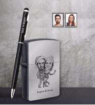 Kişiye Özel Yılbaşı Sevgili Karikatürlü Siyah Çakmak Kalem Hediye Seti Model-4 (Model 1)