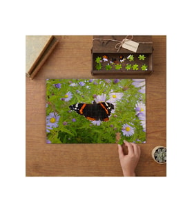 Renkli Çiçeklerin Arasında Renkli Kelebek Tasarımı 240 parça Ahşap Puzzle Ahşap Kutuda MP03925