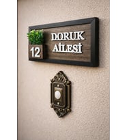 Kişiye Özel Ahşap Kapı İsimliği Çiçekli – 10x20 cm MDF Dekoratif Kapı Tabelası (Siyah - Kahverengi)