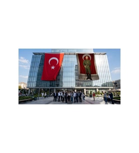 Elinde Bastonu İle Üniformalı Mustafa Kemal Atatürk Bayrak ve Türk Bayrağı Premium Raşel Kumaş 2'li Set 10x15 metre ATA62