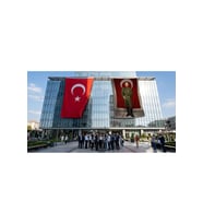 Elinde Bastonu İle Üniformalı Mustafa Kemal Atatürk Bayrak ve Türk Bayrağı Premium Raşel Kumaş 2'li Set 10x15 metre ATA62